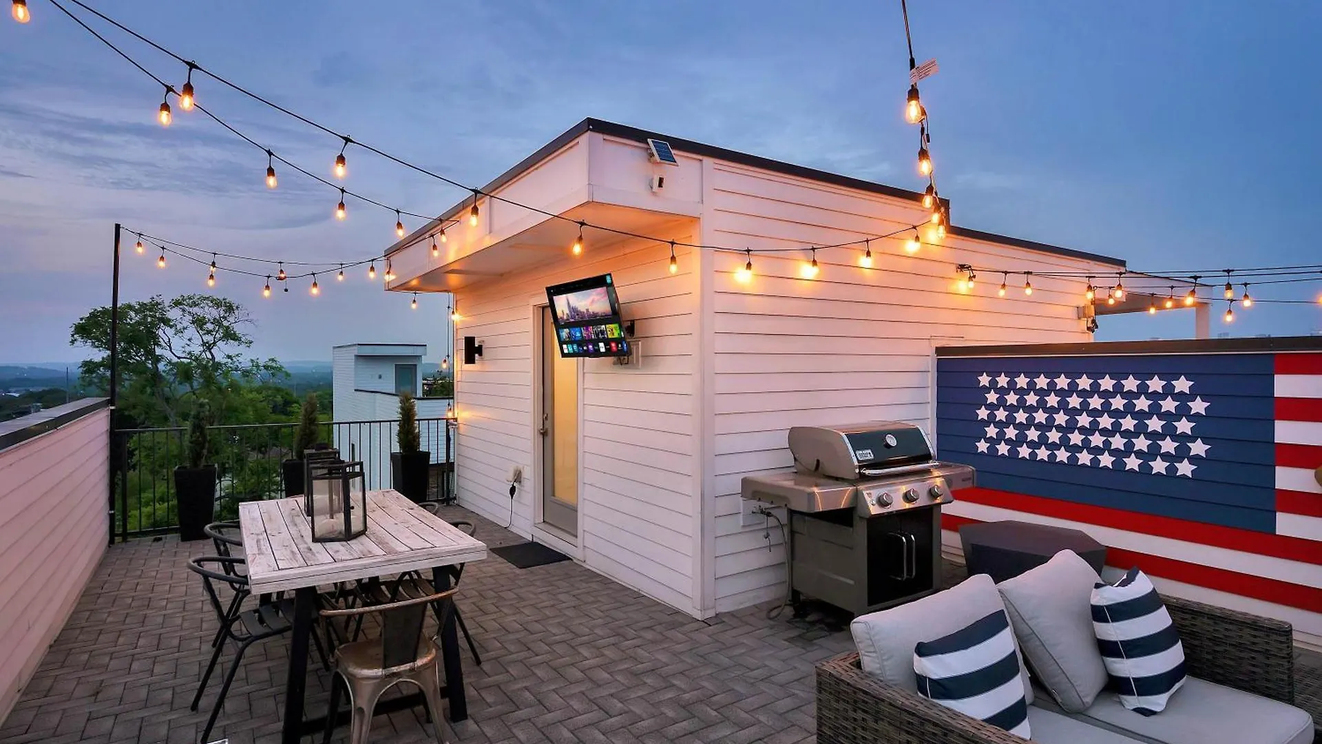 Rooftop Deck & Shuffleboard Bbq Near Downtown Nashville USA